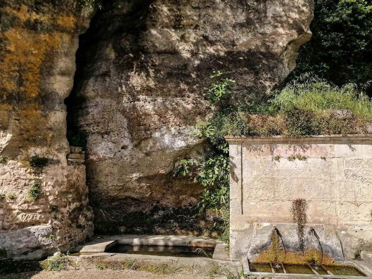 Les Cabanes de la Fontaine Lacoste  Hébergement de vacances Lacoste (Vaucluse)