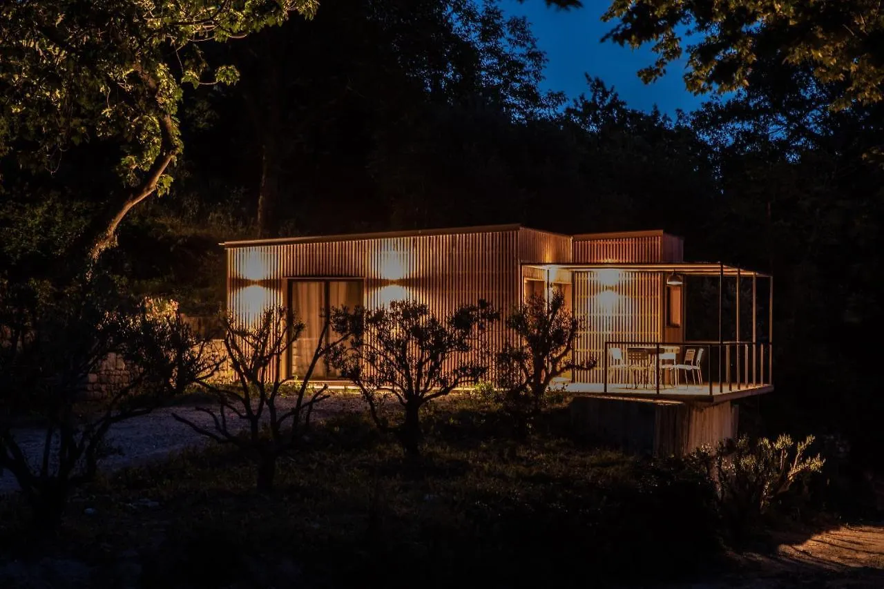 Les Cabanes de la Fontaine Lacoste  Hébergement de vacances