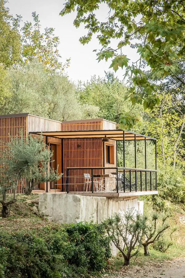 Les Cabanes de la Fontaine Lacoste  0*, Lacoste (Vaucluse)