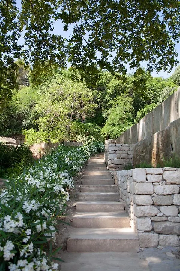 Les Cabanes de la Fontaine Lacoste  0*, Lacoste (Vaucluse)