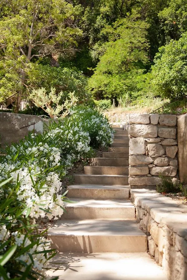 Les Cabanes de la Fontaine Lacoste  Hébergement de vacances